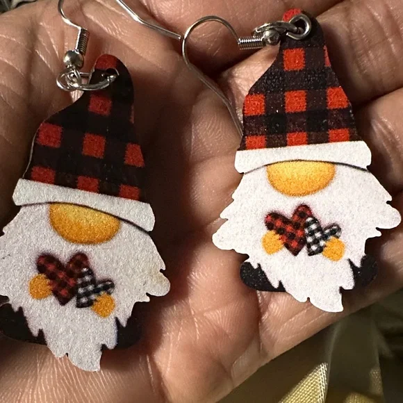 Charming Gnome Plaid Earrings - Picture 5 of 7